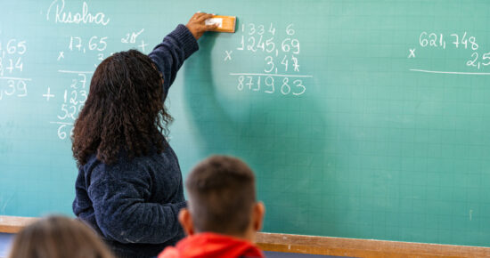 PDE 2025-27 vai capacitar 1.533 professores; participantes subirão ao Nível 3 da carreira